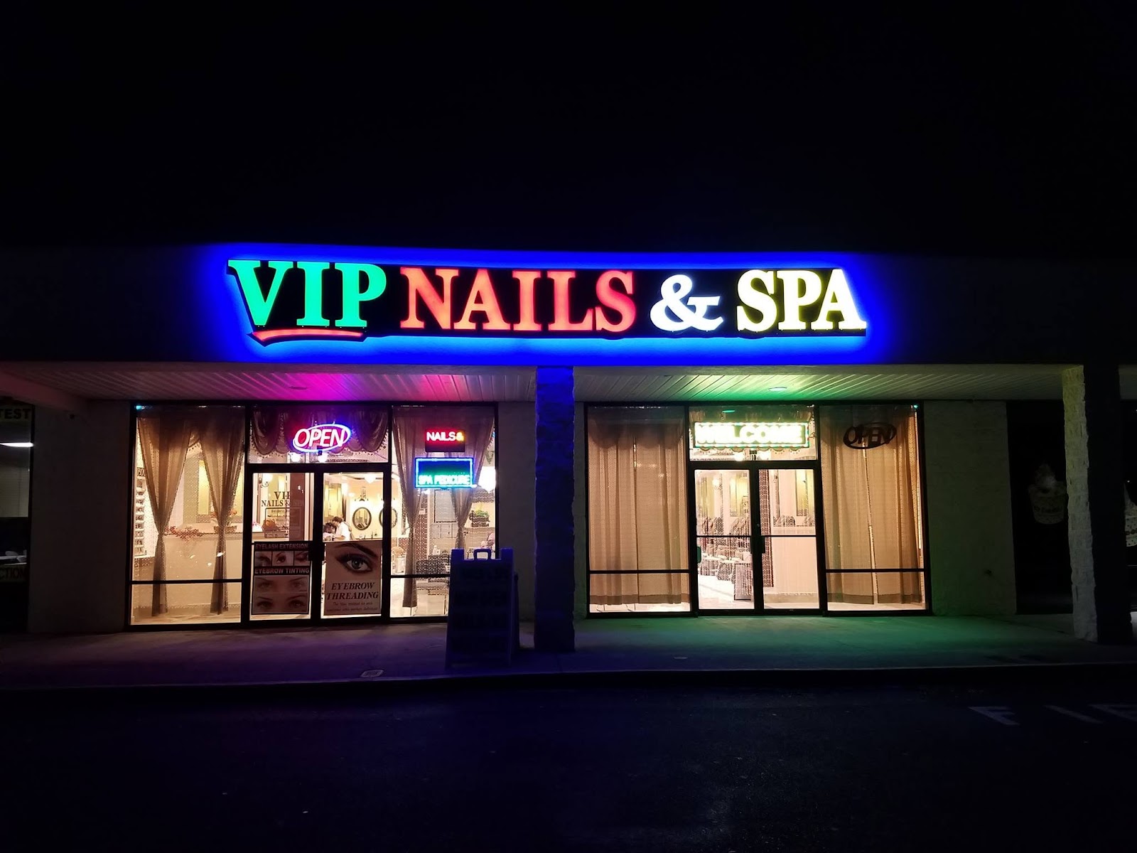 VIP Nails & Spa logo